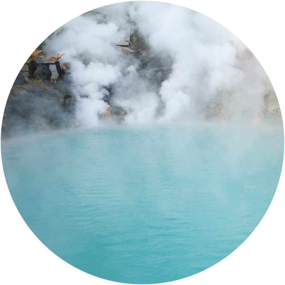 Ein See oder eine Quelle mit Dunstwolken als Symbol für Thermalwasser
