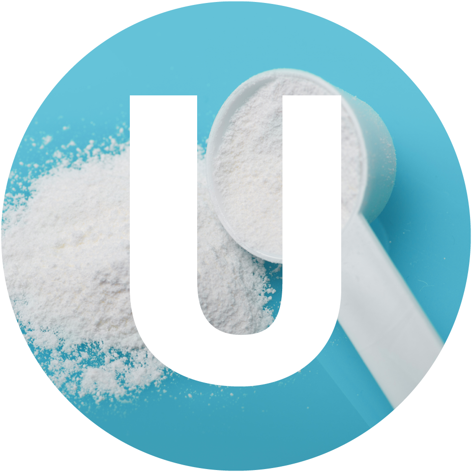 Ein weißes U für Urea vor einer weiß puderartigen Substanz