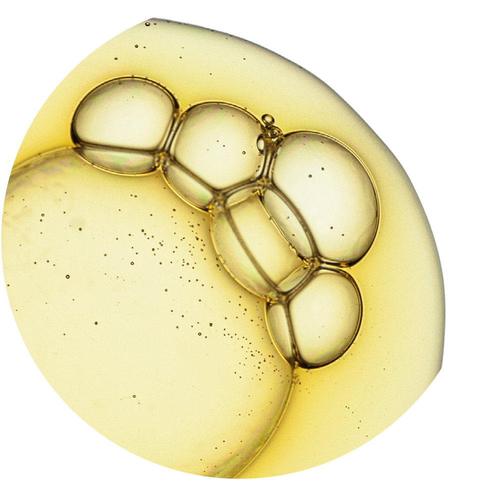Öl artige Substanz mit Luftblasen als Symbol für Vitamin E für den Hautschutz